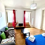 Classic Chiado 1 - With Shared Bathroom 리스본