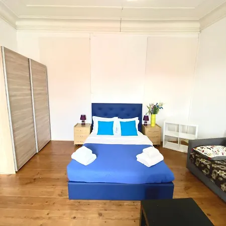 Classic Chiado 1 - With Shared Bathroom 3* Лісабон